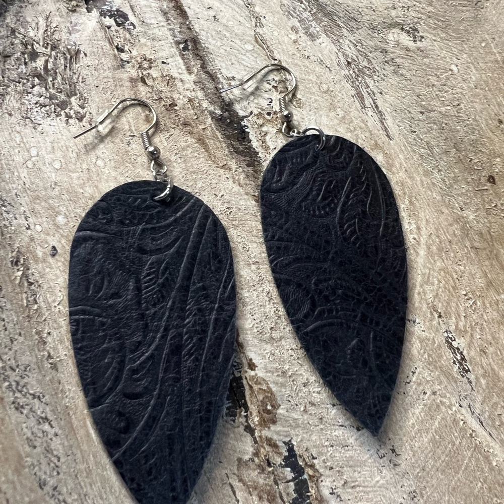 Elegant Black‎ Leaf Earrings